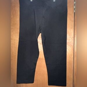 Brand new, no tags. Logo Layers black capri athletic fit